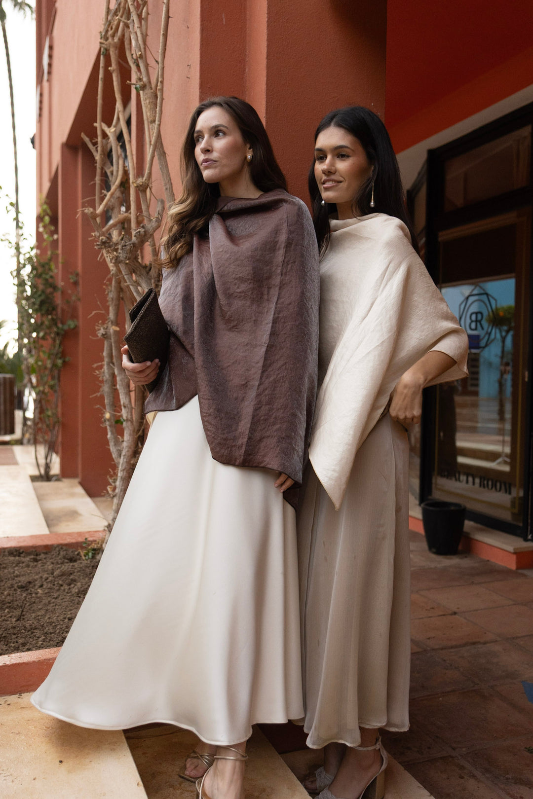 Capa Satinada Marrón satén ligero multiposición talla única elegante | Dafonte Collection

