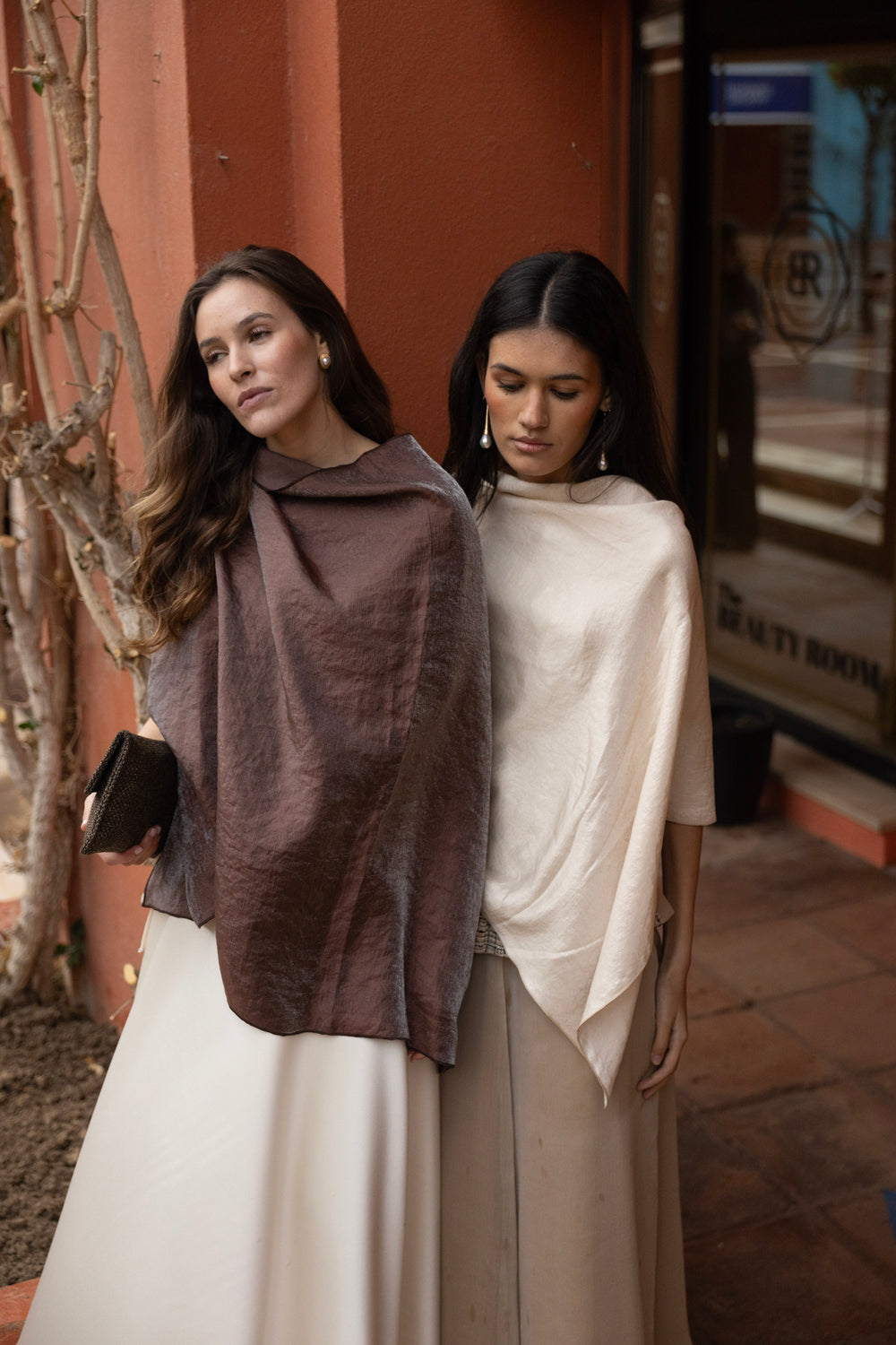 Capa Satinada Marrón vista frontal caída suave minimalista | Dafonte Collection

